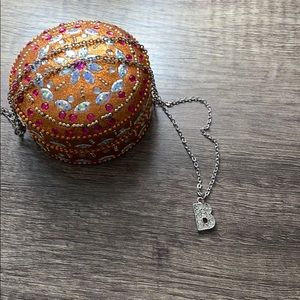 NECKLACE WITH THE LETTER “B”